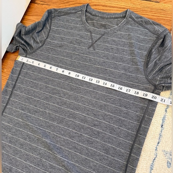 Lululemon Men’s Short Sleeve Shirt Grey with Stripes - Picture 8 of 9